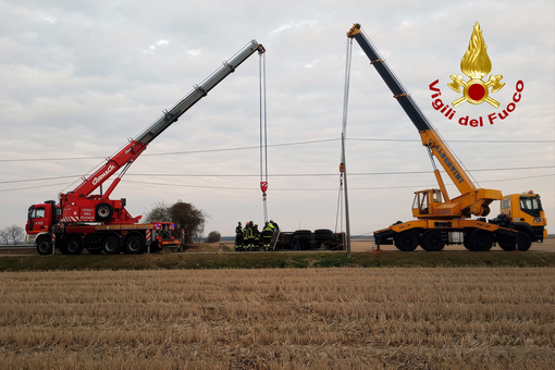 Dal Nord Ovest – Tir si ribalta fuori strada, in campo i Vigili del Fuoco con l'autogrù Dal Nord Ovest – Tir si ribalta fuori strada, in campo i Vigili del Fuoco con l'autogrù