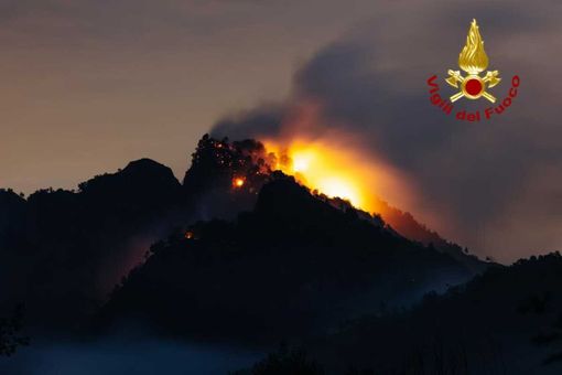 Cravagliana, proseguono le operazioni di spegnimento dell'incendio