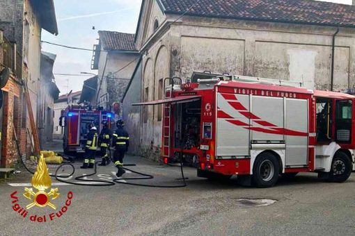 A fuoco un'abitazione abbandonata: intervengono i Vigili del Fuoco