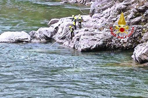 Quarona, ritrovato esamine nell'alveo del fiume Sesia: concluse le ricerche dei Vigili del Fuoco.