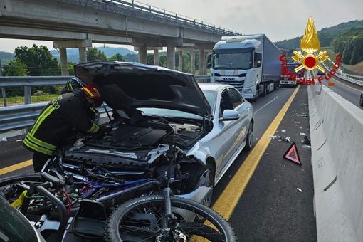 Dal Nord-ovest: incidente stradale sulla A5 verso Ivrea, due persone in ospedale Dal Nord-ovest: incidente stradale sulla A5 verso Ivrea, due persone in ospedale