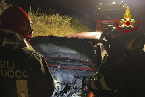 Alice Castello, auto a fuoco, operazioni di spegnimento in serata