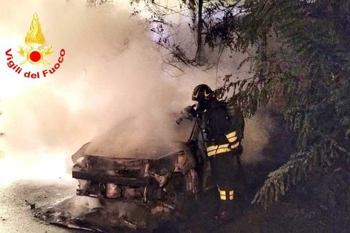 Serravalle, auto a fuoco nella notte