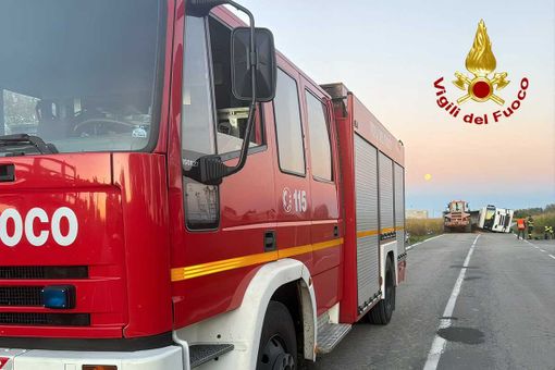 Autoarticolato capovolto a Trino, autista in ospedale