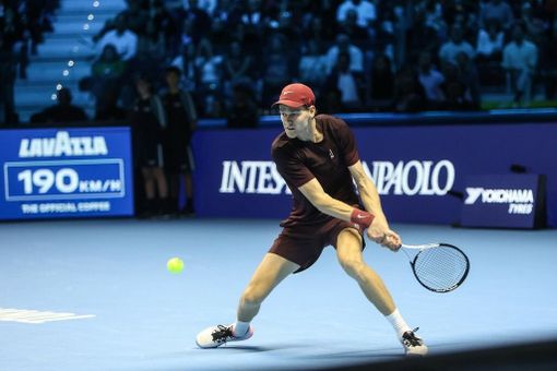 Sinner soffre un set, poi si impone a De Minaur: è la terza finale consecutiva alle ATP Finals Sinner soffre un set, poi si impone a De Minaur: è la terza finale consecutiva alle ATP Finals
