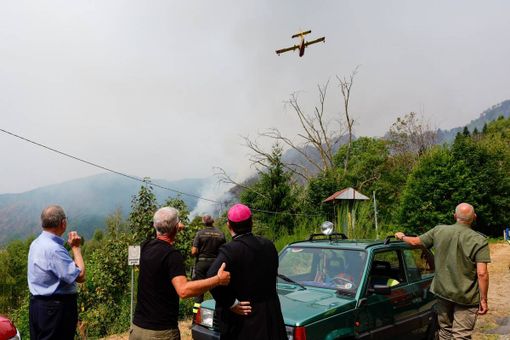 L’incendio non dà tregua in Valsessera, il vescovo Farinella a Coggiola per portare conforto a comunità e soccorritori (credit Diocesi di Biella)