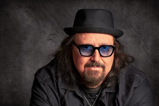 Danilo Amerio visita Biella, il cantautore elogia la città su Facebook.