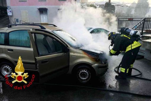 Auto in fiamme a Varallo, intervento dei vigili del fuoco Auto in fiamme a Varallo, intervento dei vigili del fuoco