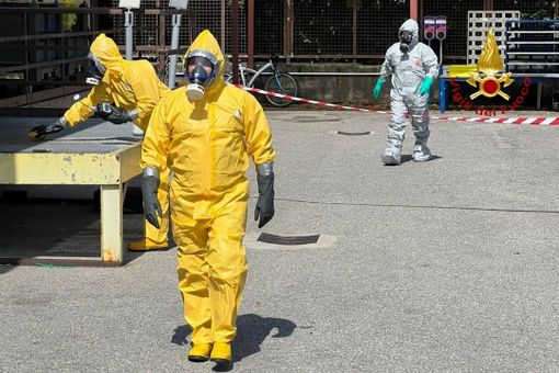 Borgosesia, un pacco sospetto: attivate le misure d’emergenza ed evacuato l’edificio. Borgosesia, un pacco sospetto: attivate le misure d’emergenza ed evacuato l’edificio.