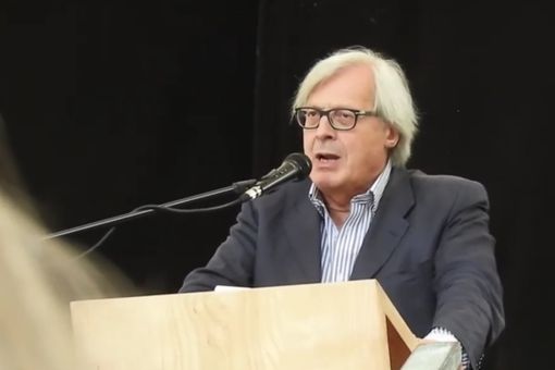 Vittorio Sgarbi durante l'inaugurazione della fontana di Borgosesia lo scorso settembre