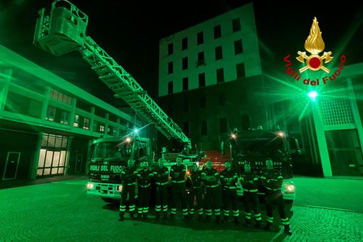 Vercelli, la sede dei Vigili del Fuoco si illumina di verde per la Giornata mondiale della consapevolezza PANS-PANDAS