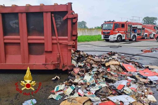 Stroppiana, a fuoco un compattatore per i rifiuti