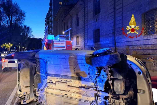 Vercelli, auto si ribalta in serata