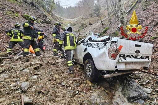 Auto in un dirupo: morto un 52enne . Auto in un dirupo: morto un 52enne .