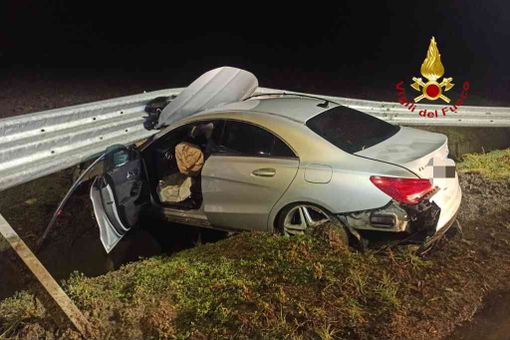 Incidente autonomo a Vercelli. Vigili del Fuoco e 118 soccorrono il conducente