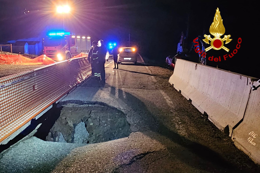 Si apre una voragine sulla strada Si apre una voragine sulla strada