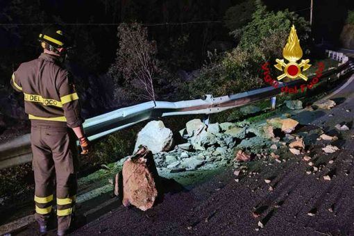 Dissesto a Cravagliana, crollano i massi sulla strada.