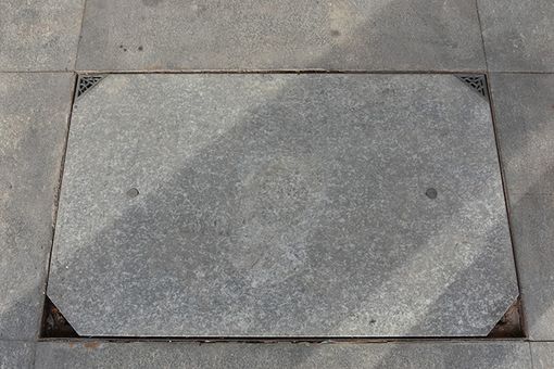 Dopo i pluviali spariscono gli angolini in bronzo che chiudono le tombe Dopo i pluviali spariscono gli angolini in bronzo che chiudono le tombe