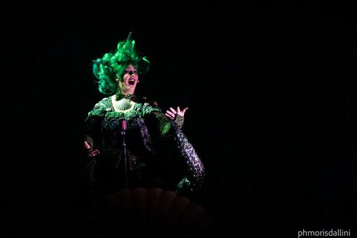 A Vercelli "Malefici": Vergassola racconta i cattivi delle fiabe. A Vercelli "Malefici": Vergassola racconta i cattivi delle fiabe.