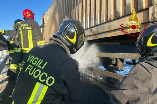 Dal Vercellese: Incendio a un rimorchio sull’A4: intervento dei Vigili del Fuoco