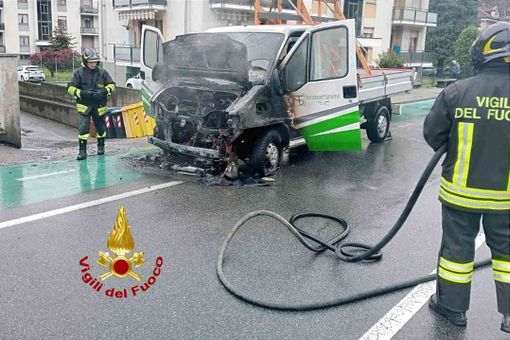 Incendio Furgone a Varallo Sesia. Illeso il conducente Incendio Furgone a Varallo Sesia. Illeso il conducente