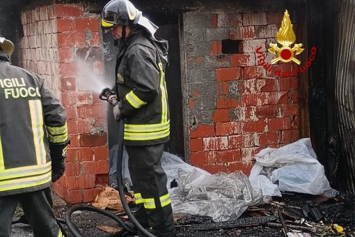 Incendio legnaia a Quarona Incendio legnaia a Quarona