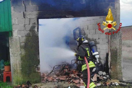 Incendio garage a Ronsecco, intervengono i Vigili del Fuoco Incendio garage a Ronsecco, intervengono i Vigili del Fuoco