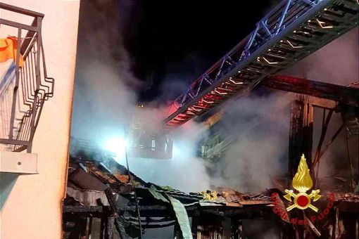 Scopello, a fuoco abitazione di due piani: una persona è all'ospedale FOTO