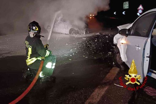 Auto a fuoco dopo l'incidente in Valsesia FOTO Auto a fuoco dopo l'incidente in Valsesia FOTO