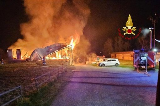 A fuoco una cascina a Lenta, sul posto anche le squadre di Romagnano Sesia