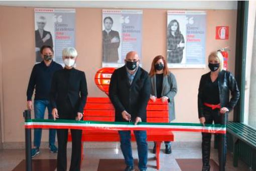 Inaugurata a Borgomanero la Panchina Rossa contro la violenza di genere Inaugurata a Borgomanero la Panchina Rossa contro la violenza di genere