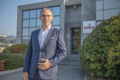 Sellmat + You, con Tracce in fiore si recuperano scarti polvere di caffè per realizzare isole fiorite