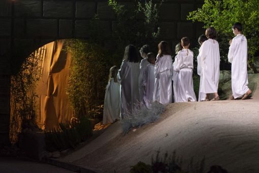 I bambini dell’Associazione Teatro Popolare di Sordevolo si preparano alla loro Passione (foto e. eletto)