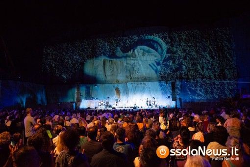 Tornano nella cava di pietra di Tones Teatro Natura i grandi appuntamenti tra musica, teatro e natura Tornano nella cava di pietra di Tones Teatro Natura i grandi appuntamenti tra musica, teatro e natura