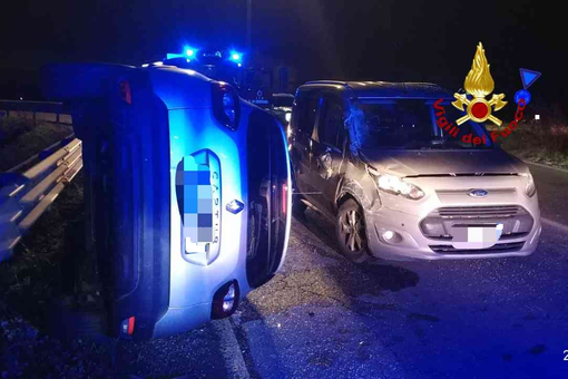 Scontro tra tre auto, una finisce sul fianco Scontro tra tre auto, una finisce sul fianco