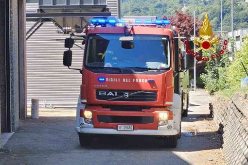 Incendio nella zona industriale di Varallo, intervengono i Vigili del Fuoco