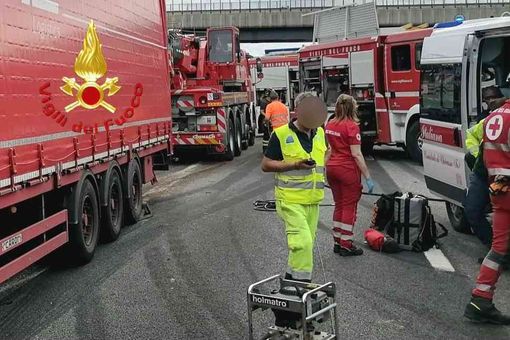 Scontro tra tre mezzi pesanti: autisti feriti e autostrada chiusa. Scontro tra tre mezzi pesanti: autisti feriti e autostrada chiusa.