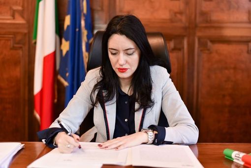 Scuola, scorta al ministro Azzolina dopo minacce e insulti sessisti sul web