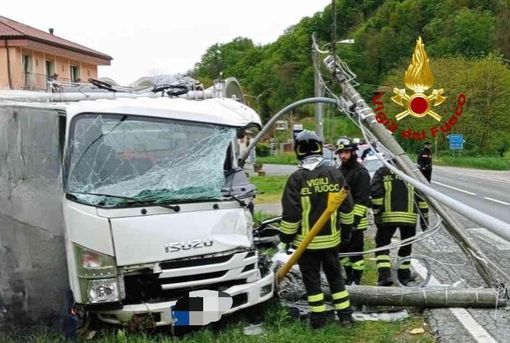 Valduggia, finisce contro un palo della luce: conducente estratto dalle lamiere Valduggia, finisce contro un palo della luce: conducente estratto dalle lamiere