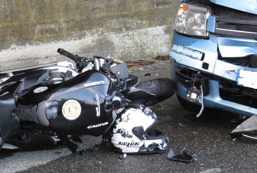 Finisce fuori strada con la moto, giovane centauro in ospedale Finisce fuori strada con la moto, giovane centauro in ospedale