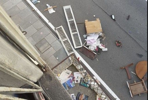 Lancia i mobili in strada, ore di follia a Varallo Lancia i mobili in strada, ore di follia a Varallo
