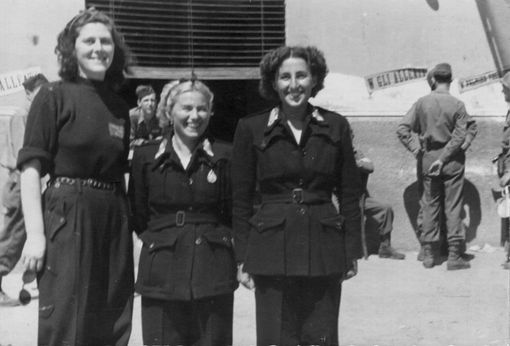 Wanda Canna, nella foto la prima a destra Wanda Canna, nella foto la prima a destra