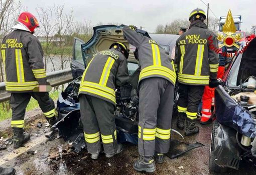 Scontro frontale tra auto a Buronzo, conducenti estratti dalle lamiere Scontro frontale tra auto a Buronzo, conducenti estratti dalle lamiere