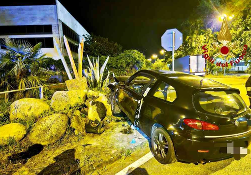 Incidente in piena notte, conducente estratto dalle lamiere