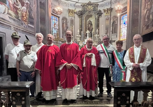 Doppia festa per Crevacuore: 90 anni degli Alpini e prima messa per don Sylvain Dufay (foto dalla pagina Facebook di Comune di Crevacuore) Doppia festa per Crevacuore: 90 anni degli Alpini e prima messa per don Sylvain Dufay (foto dalla pagina Facebook di Comune di Crevacuore)
