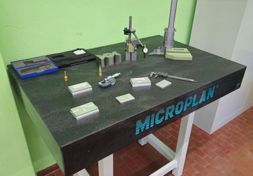 Due piani di riscontro donati da Microplan ai laboratori di meccanica