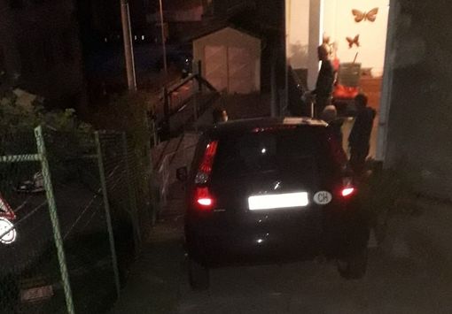 Si perde e finisce incastrato su una scalinata di una via senza uscita Si perde e finisce incastrato su una scalinata di una via senza uscita