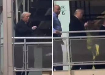 Trump risponde al contestatore, insulto e dito medio Trump risponde al contestatore, insulto e dito medio