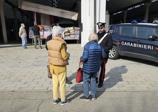 I Carabinieri in piazza contro truffe e borseggi: prevenzione in Valsessera I Carabinieri in piazza contro truffe e borseggi: prevenzione in Valsessera