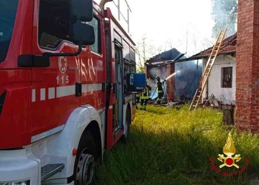 Incendio devasta la Cascina Martellone ad Arborio